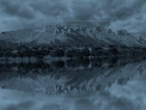 Paisaje de noche con reflejo en Photoshop
