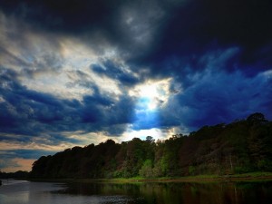 Rayo de luz del cielo en paisaje