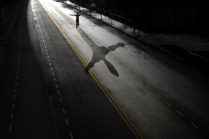 Sombra de persona en calle oscura