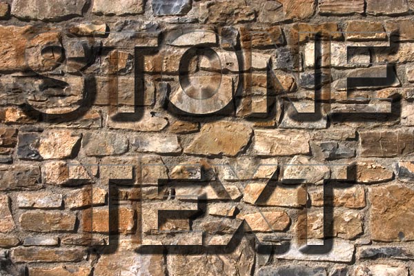 Texto de piedra sobre una pared